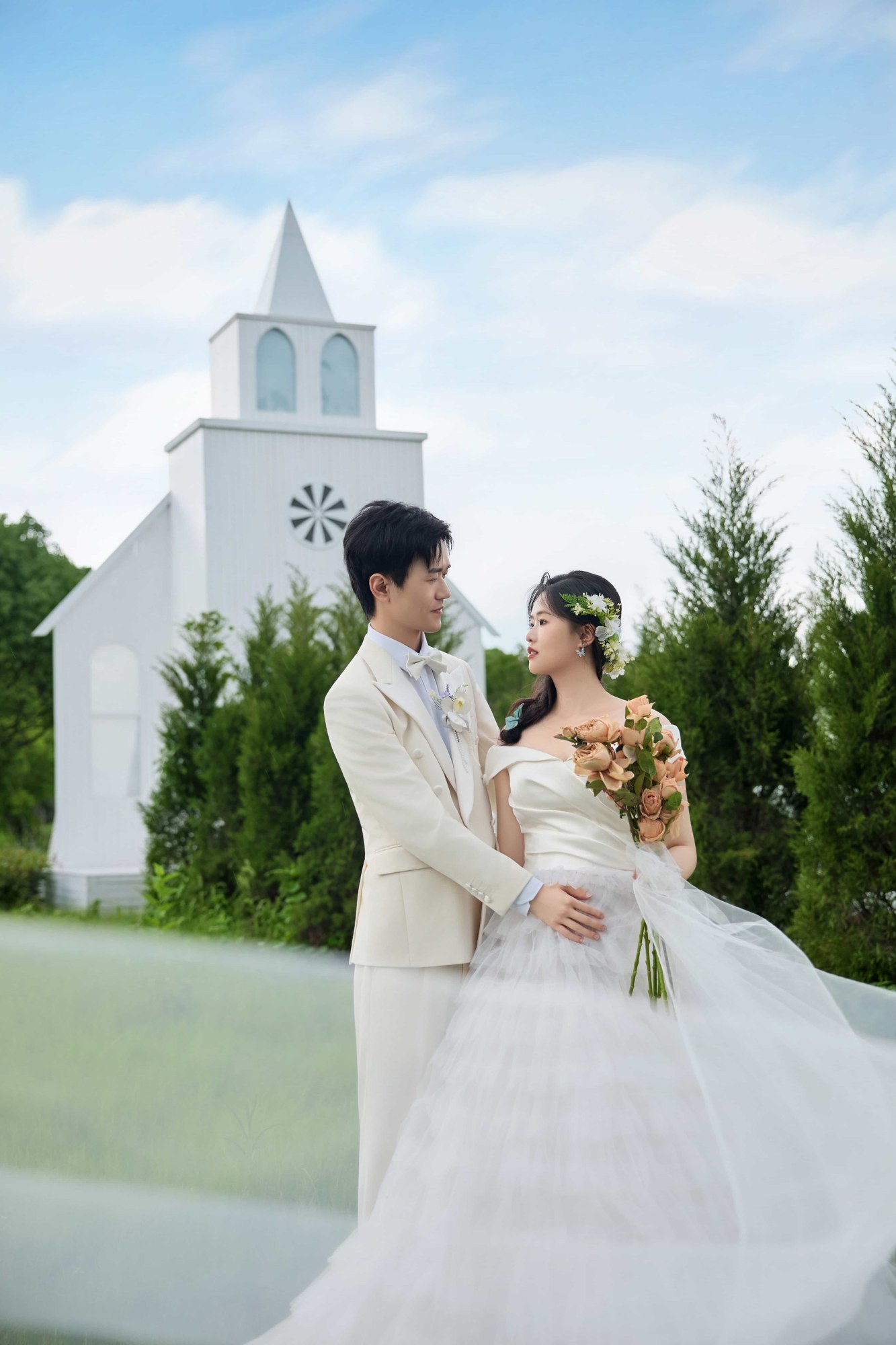 白色教堂前的浪漫婚纱合影