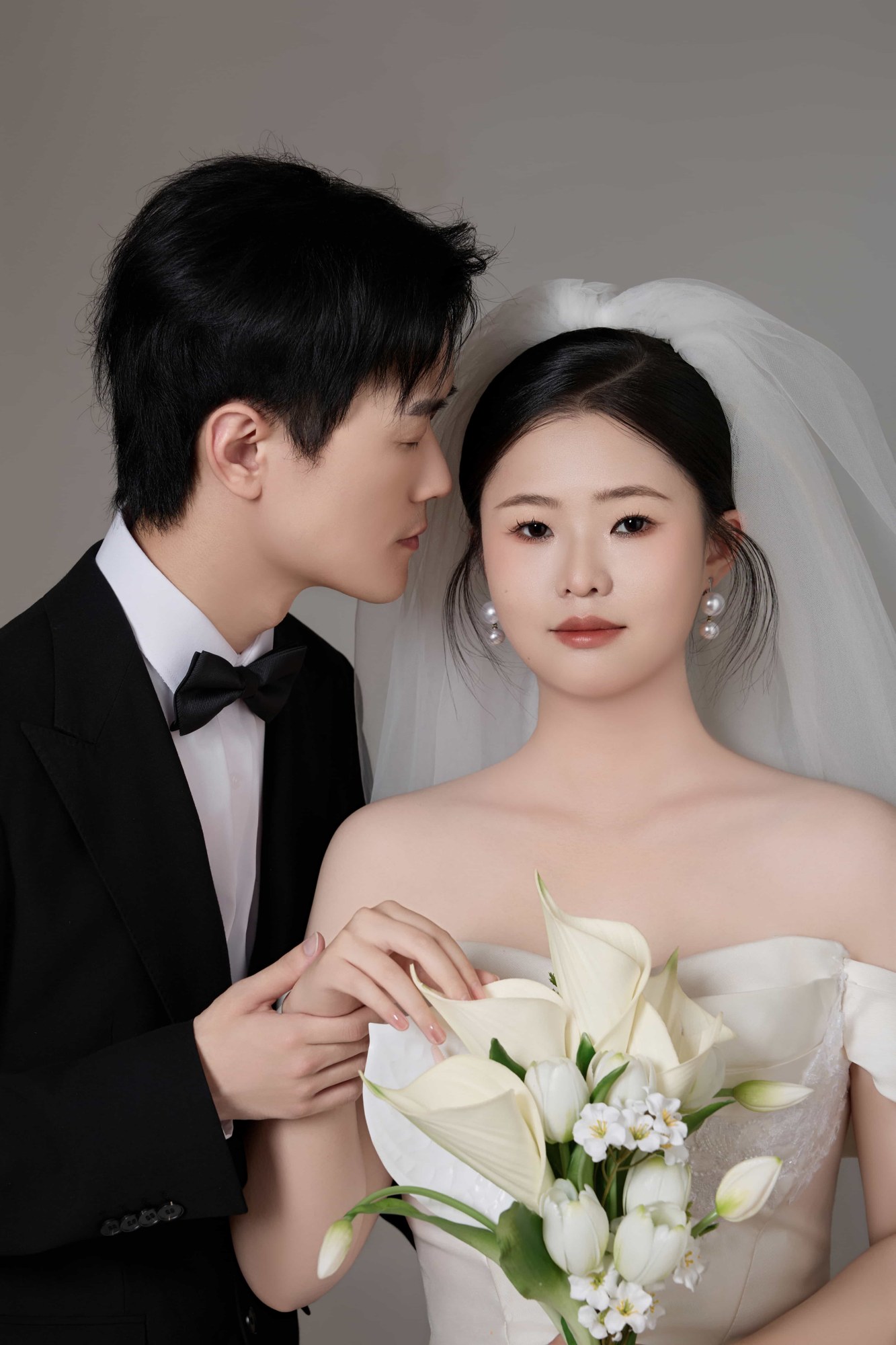 新郎亲吻新娘额头的温柔瞬间